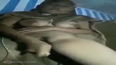 Bokep Indo Cewek Jilbab Masturbasi Pakai Terong Besar Viral poster