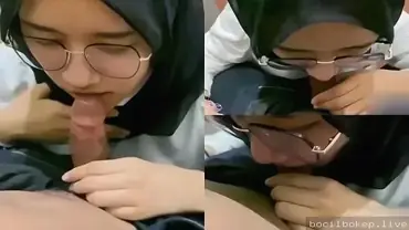 Cewek teman sekelas nakal hisap kontol nikmat di toilet poster