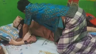 Tante Hijab Cantik Asyik Muncrat Di Dalam poster